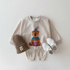 Kledingsets Korea 2024 Babyjongens Girls Gift Bear Sweatshirt+Pull-on Jogger Pants 2pcs Pak Nieuwe schattige kinderen Kleding Set katoen Kids Outfitsl2405