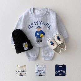 Kledingsets Korea Baby jongenskleding Kinderletter Beer bedrukte sweatshirt jogger broek met lange mouwen bedrukt set meisjes sportpak 221007