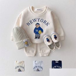 Kledingsets Korea Baby Jongenskleding Letter Beer Meisjes Lange Mouw Casual Hoodie Sweatshirt Broek 2 Stuks Kindersportpak 221007 Drop Dhsvk