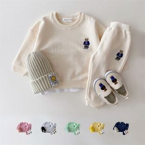 Kledingsets Korea Toddler Outfits Baby Boy Tracksuit Cute Bear Head Borduurwerk Sweatshirt broek 2 stks Sportpak Kids Girls Set 220915