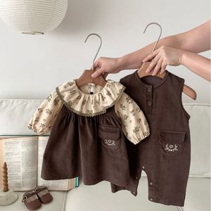 Kledingsets Koreaanse herfstbabymeisjes 2 stks Kleding Set katoenbloemtop mouwloze romper Corduroy Sundress Suite peuter outfits 230923