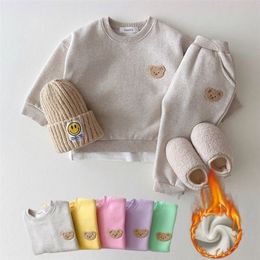 Conjuntos de roupas coreano bebê meninos roupas de inverno quente urso veludo pulôver moletom tops harem calças ternos 2 pcs meninas velo forrado 221007
