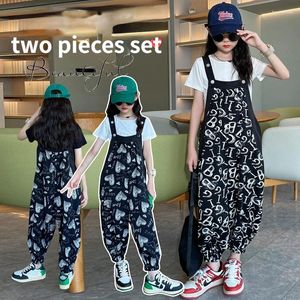 Ensembles de vêtements pour enfants coréens 2024 filles t-shirts coeur imprimé pantalon à bretelles deux pièces costume junior haut bouton ensemble salopette