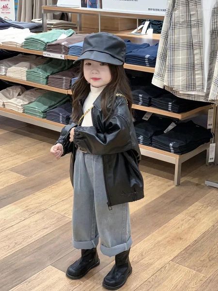 Ensembles de vêtements coréens pour enfants usin 2024 Auteau de jeans polyvalent en cuir à mode aux filles Automne