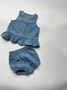 Kledingsets Koreaanse versie Baby en Toddler Fashion Denim Borduurde top+korte shorts Summer Girl Casual tweedelige set H240530 OVNV