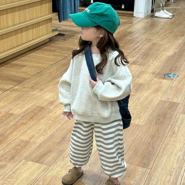 Conjuntos de ropa Traje de invierno coreano para niñas, niños, suéter estampado de felpa gris, pantalones a rayas, conjunto de dos piezas de otoño, ropa superior e inferior