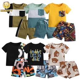 Kledingsets Kukittys Nieuwe zomer Baby Boy 2-delige kledingset Fashionable Gedrukte katoenen korte mouwen T-shirt Top en shorts Set J240518