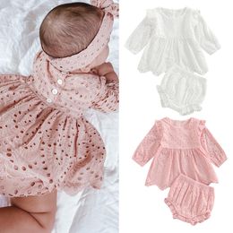 Kledingsets Mooie geboren babymeisjes kleren Sets 024m Solid Hollow Out Ruffles Lange mouw geplooide jurkshorts Bloomers Cotton Outfits 230310