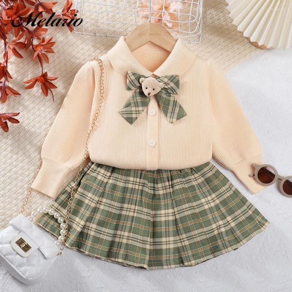 Conjuntos de ropa Melario Girls Sweater 2024 Otoño / Invierno Polo Cuello Little Bear Necktie Knit Top Falda plisada a cuadros Conjunto de dos piezas