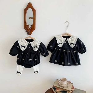 Kledingsets Nieuwe baby bodysuit Zussen met lange mouwen Outfit meisjes kleding boog borduurwerk peuter kleding H240425