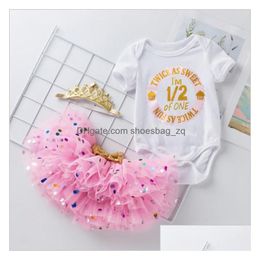 Kledingsets Nieuwe Baby Girl Set 3 -stks Letter Afdruk Romper Top Stipped Tutu Rok en Crown Headband Cloths Outfit voor eerste verjaardag656 DHD0W