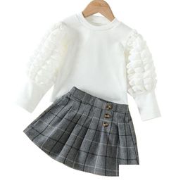 Kledingsets Nieuwe meisjesrok Tweedelige set Designer kinderkleding Bubble Sleeve Top Geweven geruite Kirt Shorts Europese en Amerikaanse stijl Dh2Ng