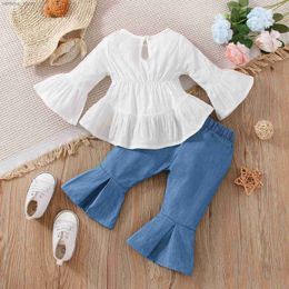 Ensemble de vêtements de vêtements pour bébé nouveau-né set printemps d'été et d'automne 2 pièces blanches à manches longues + jeans évasés bleus 2 pièces appropriées