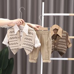Conjuntos de ropa OLEKID 2023 Primavera 3PCS Conjunto de bebés suéter Cardigan Chaleco Camisas de manga larga Jeans Pantalones Ropa Otoño 230830