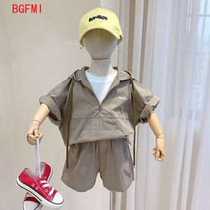 Conjuntos de ropa Pakaian anak musim panas modelo Corea pakaian laki laki baju lengan pendek Sudadera con capucha dua potong palsu celana 2 Set 2 9 tahun 230516