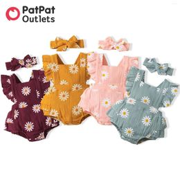 Ensembles de vêtements PatPat 2pcs coton été mignon bébé fille vêtements infantile combinaison marguerite imprimé crêpe tissu barboteuse avec bandeau ensemble