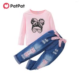 Conjuntos de ropa PatPat 2pcs Kid Girl Figura Imprimir camiseta rosa de manga larga y conjunto de jeans de mezclilla rasgados con cinturón