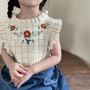 Kledingsets Princess Girls Summer Plaid Borduurde top Vrouwelijke baby Koreaanse versie Childrenclothing Flying Sleeve Flower Shirt Vest 230225