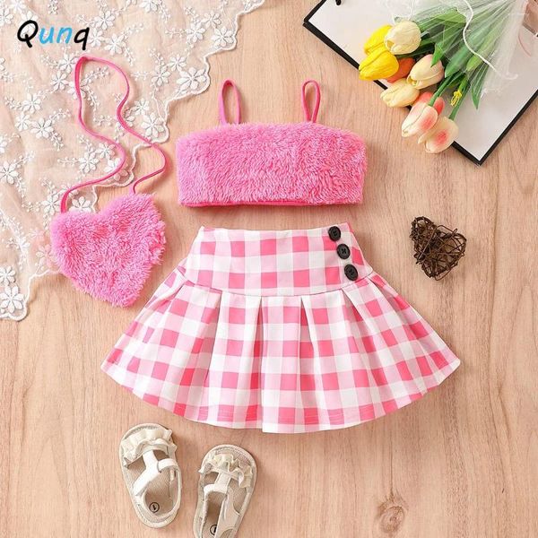 Conjuntos de ropa Qunq 2024 Summer Girls Plush Sling Crop Top Falda plisada a cuadros y mini mochila 3 piezas Conjunto Casual Ropa para niños Edad 1T-3T