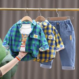 Kledingsets Set baju kotak kotak anak laki laki kemeja Jeans cetakan kartun anak anak musim semi gugur 2023 230907