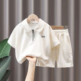 Ensembles de vêtements Setelan Baju Anak anak Musim Panas Atasan Kaus Setengah Ritsleting Lengan Pendek Alfabet Anak Laki laki Perempuan Bayi Set Celana 1 12 Tahun 230516