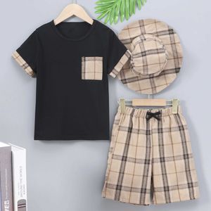 Kledingsets Sets voor kinderen jongens zomer mode casual kleding korte mouwen geruite shorts met hoed set kleding voor jongens y240520FU5J
