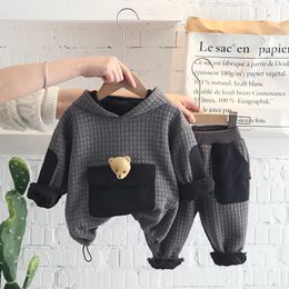 Kledingsets lente 2022 Nieuwe kinderen Sport Leisure Haped Set Boy en Girl Baby Black Cartoon Pocket Bear Sweater Splicing Set 231019