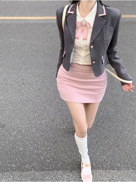 Conjuntos de ropa Primavera 2024 Conjunto de uniforme coreano Chicas Estilo preppy Diario Casual JK Gris Traje corto Abrigo Camisa delgada Falda de cadera envolvente rosa