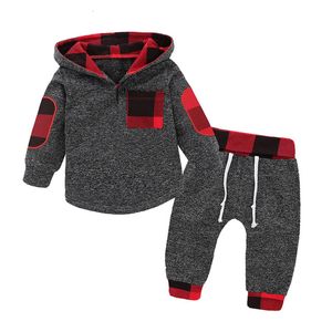 Kledingsets Lente Herfst geboren Baby Jongenskleding Casual Hoodie Plaid Splicing Lange Mouw Top Broek Sport Pak Baby 231031