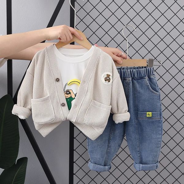 Vêtements Ensembles Printemps Automne Enfants Garçon 3PCS Vêtements Ensemble Dessin Animé Top Ours Autocollant Pull Cardigan Manteau Costume Jeans Pantalon Bébé Tenues 231102