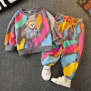 Kledingsets Spring Toddle Babykleding Set Fashion Graffiti Sweater en Pant Outfit Children Boy Girl Cartoon Bear Top en Bottom Tracksuit T240415