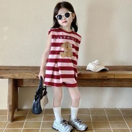 Kledingsets zomer 2024 Koreaanse kinderen meisjes 2 stks kleren set katoen mouwloze cartoonbeer split -top gestreepte shorts pak baby meisje