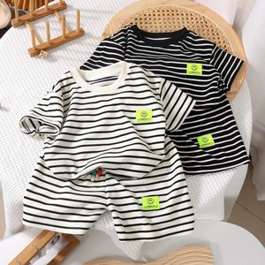 Kledingsets Summer Boys and Girls Clothing Set Childrens Striped T-shirt en shorts 2-delige set Childrens Top D240514