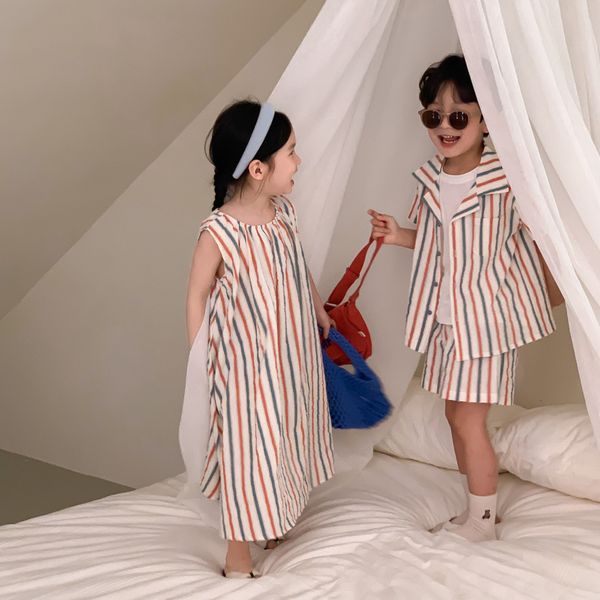 Ensembles de vêtements d'été frère soeur tenues garçon enfants rayé manches courtes chemise shorts 2pcs fille bébé coton sans manches robe de mode 230608