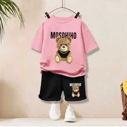 Kledingsets Zomer Kinder Kleding Girl en Boy Cartoon Bear T-shirt en Shorts 2-delige kinderklachten Casual Sportswear Baby Girl Set D240514