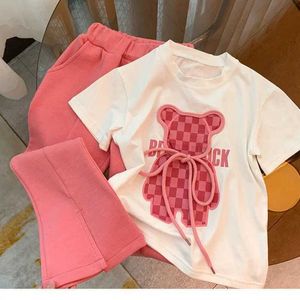 Kledingsets Zomer Kinder Kleding Girl Cartoon Plain Bear T-shirt en wijd uitlopende broek 2-delige set kleurrijke blokkorstkleding Q240517