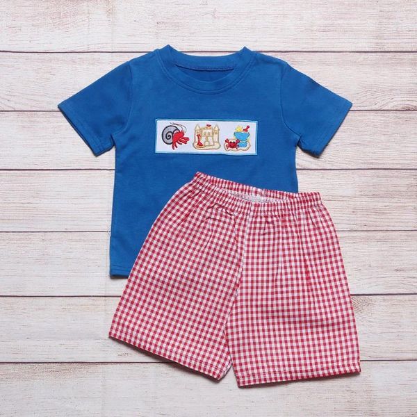 Conjuntos de ropa Ropa de verano Top azul de manga corta y pantalones cortos a cuadros rojos, patrón de bordado de Castillo de playa de cangrejo ermitaño para niños