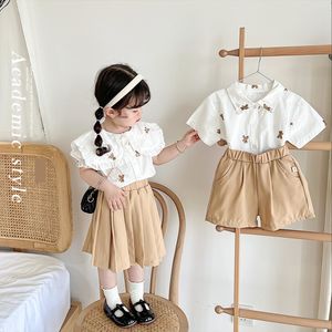 Ensembles de vêtements d'été famille correspondant vêtements garçon fille blanc à manches courtes ours chemise short jupe coton collège style costume bébé 230522