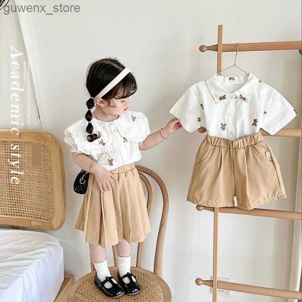 Ensembles de vêtements Summer Famille Matching Clothing Boy Girl Blanc White Short Bear Shirt + Shorts + Jupe Coton College Style Suit Baby Clothing Y240412