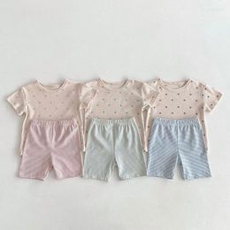 Ensembles de vêtements d'été édition coréenne mobilier pour la maison pour le milieu et les petits enfants t-shirts short à rayures en deux pièces Love imprimé