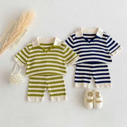 Vêtements Ensembles d'été Nouveaux enfants à manches courtes Stripe Set Baby Boys and Girls Polo Neck Trithed Lacque + Shorts 2 pièces décontractées Q240517