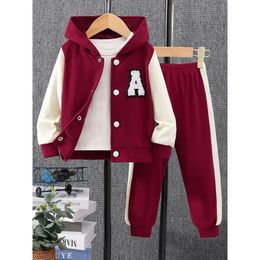 Ensembles de vêtements Tenue en velours côtelé pour fille en bas âge 3pcs Veste à capuche Top Pantalon de survêtement Ensemble Vêtements pour enfants pour printemps automne enfants 231120