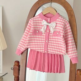 Set di abbigliamento Set da due pezzi Bottone pied de poule sul davanti Rosa Bambino Neonate Abiti autunnali Maglione lavorato a maglia a maniche lunghe Top Minigonna a pieghe 230923