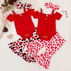 Kleding Sets Valentijnsdag Baby Meisjes Kleding Set Effen Kleur Boog Sling Off Shoulder Romper Hart Print Flare Broek Hoofdband 3 Stuks 230630