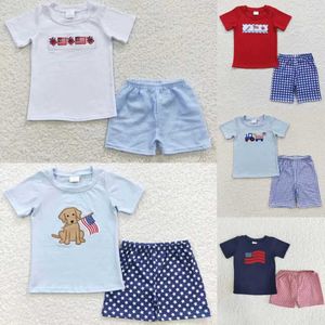 Ensembles de vêtements Bébé garçons en gros 4 juillet Summer Summer Red and Blue Set Childrens Broidered Cotton Shirt Childrens Baby Star Shorts Flag Dog Set Q240517