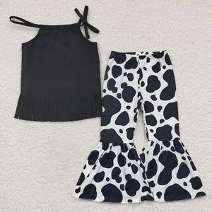 Conjuntos de ropa Venta al por mayor Traje occidental para niños pequeños Bebé niña Borla negra Halter Top Estampado de vaca Pantalones inferiores de campana Primavera Otoño Niños Conjunto para niños