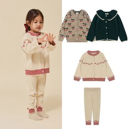 Kledingsets Winter Ks Gebreide truien voor kinderen meisje Cherry Printing borduurtrui Baby Leuke kleding Katoenen tops en broeken Pak 19 jaar 231025