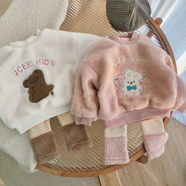 Ensembles de vêtements hiver peluche enfants 2023 mignon poils d'agneau petit ours bébé vêtements ensemble épaissi enfants haut pantalon 2 pièces pour garçons filles 231117