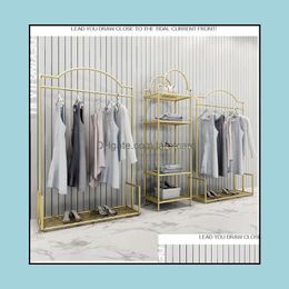 Présentoir de magasin de vêtements Nano Gold Shelf Light Luxe Vêtements pour femmes côté suspendu type de sol combinaison livraison directe 2021 Commercial Fu