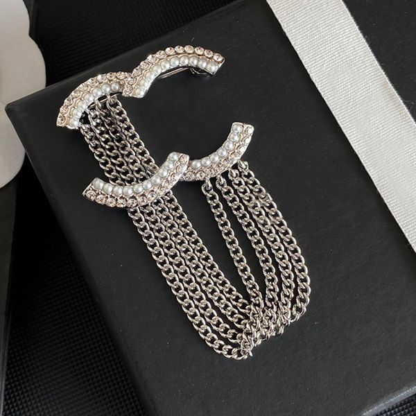 Vêtements Costume Pin Designer Broche Haute Texture Marque Lettre Pins Conception Cuivre Broches Femmes Incrustation Cristal Broche De Noce Bijoux Accessoires Cadeau